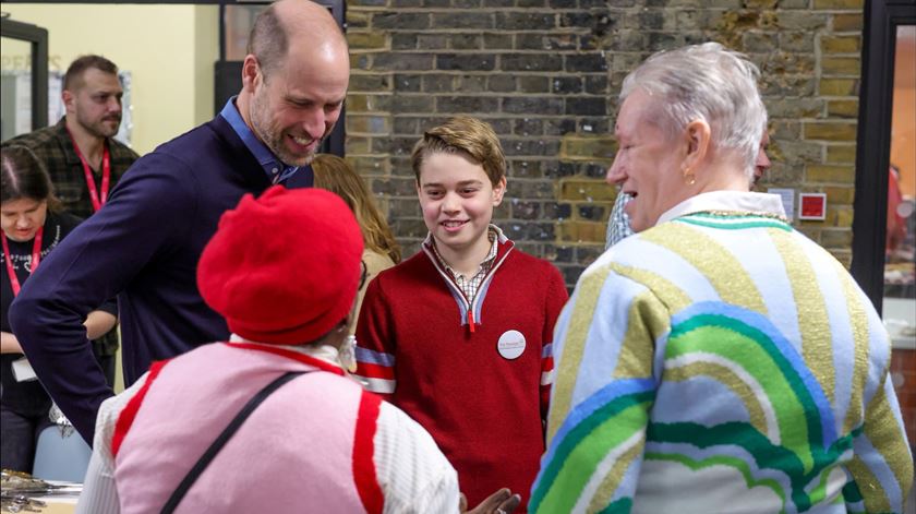 Príncipe William e filho George fazem voluntariado numa instituição de apoio a sem-abrigo em Londres. Foto: Andrew Parsons/Kensington Palace