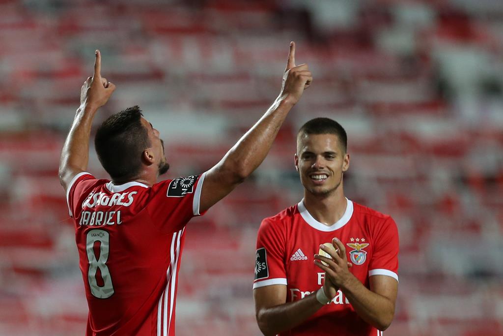 gabriel e julian weigl benfica Foto Manuel de Almeida Lusa gabriel e julian weigl benfica Foto Manuel de Almeida Lusa