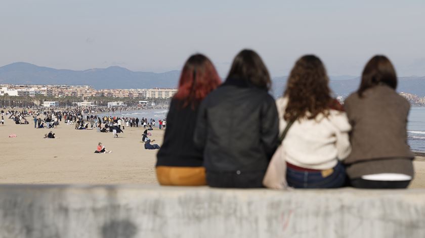 Portugueses com menos amigos sendo os mais jovens e pobres os que convivem menos Portugueses com menos amigos sendo os mais jovens e pobres os que convivem menos