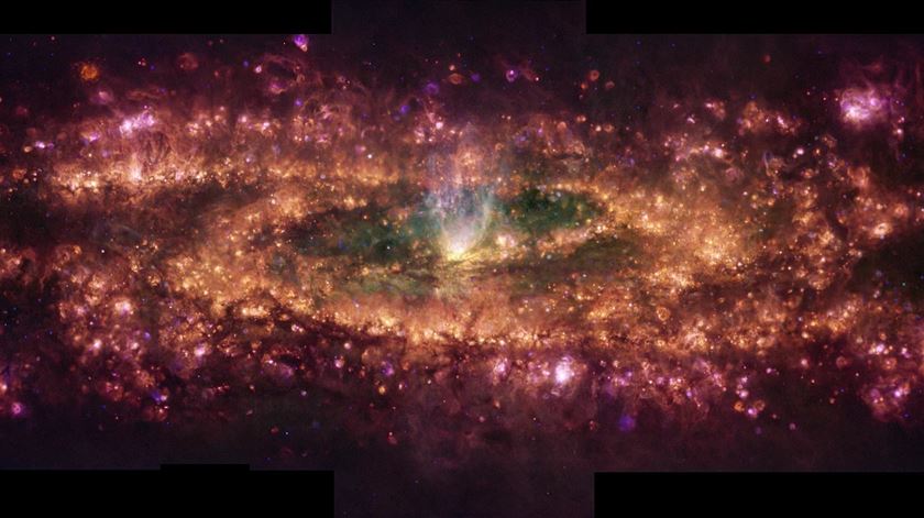 Astrónomos observam Galáxia do Escultor em milhares de tonalidades em simultâneo