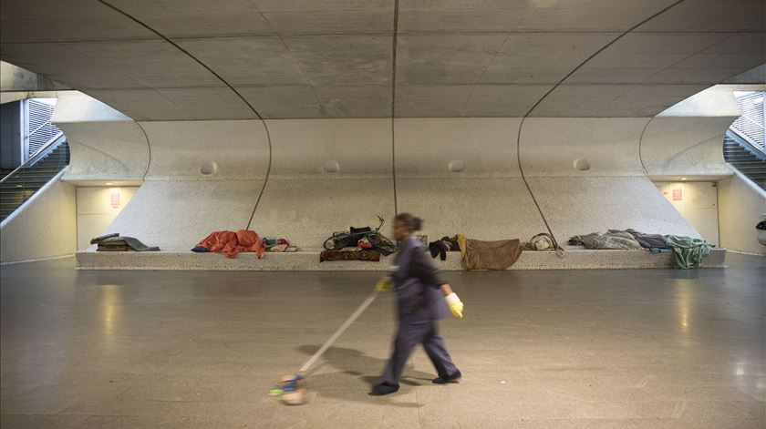 A Gare do Oriente é um dos locais de pernoita dos sem-abrigo na cidade de Lisboa. Foto: Miguel Marques Ribeiro/ RR