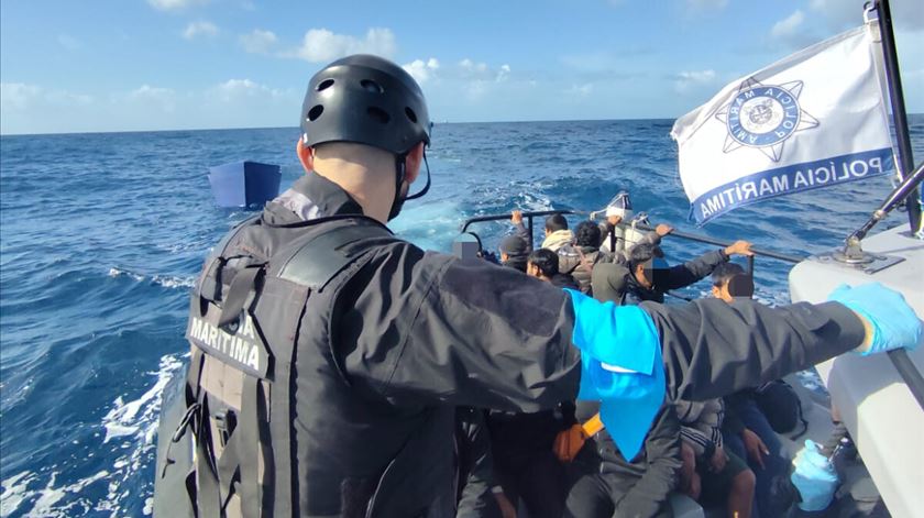 Vinte e dois migrantes morrem ao largo da Grécia após seis dias à deriva no Mediterrâneo