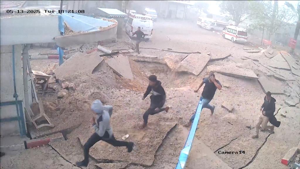 Vídeo mostra o momento em que bombardeamento israelita atinge hospital em Gaza