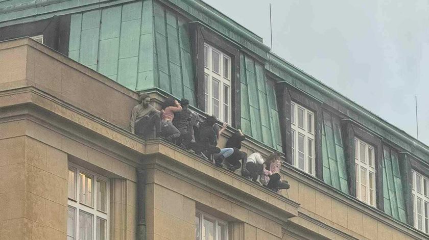Aluno mata 14 pessoas em universidade de Praga Aluno mata 14 pessoas em universidade de Praga
