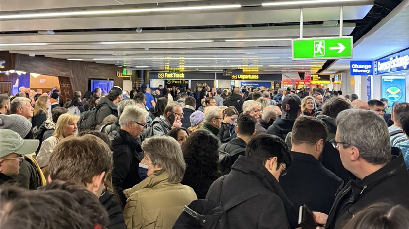 Evacuação de terminal em Gatwick cancela voos em Portugal Evacuação de terminal em Gatwick cancela voos em Portugal