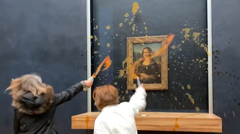 Ativistas climáticas atiram sopa à Mona Lisa