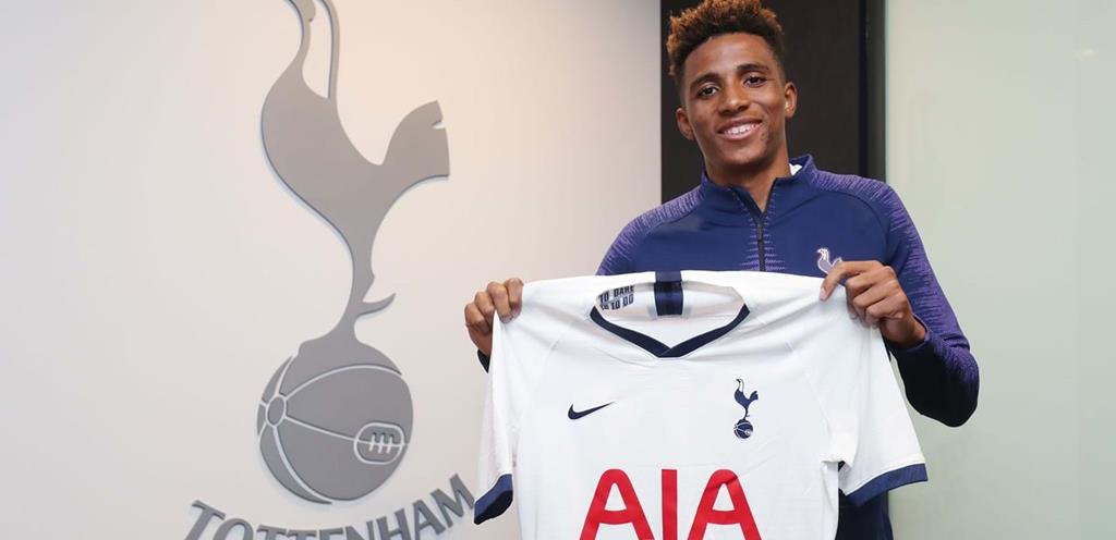 Gedson Fernandes, aqui, na chegada ao Tottenham. Foto: Tottenham Gedson Fernandes, aqui, na chegada ao Tottenham. Foto: Tottenham
