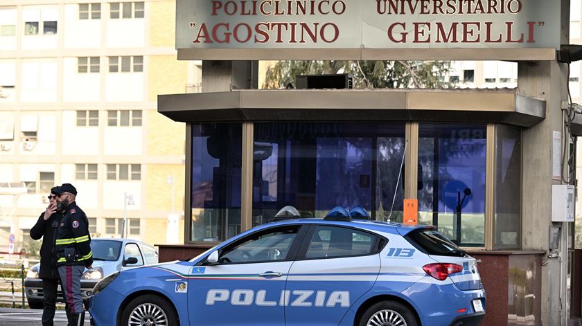 Papa Francisco operado a hérnia no abdómen