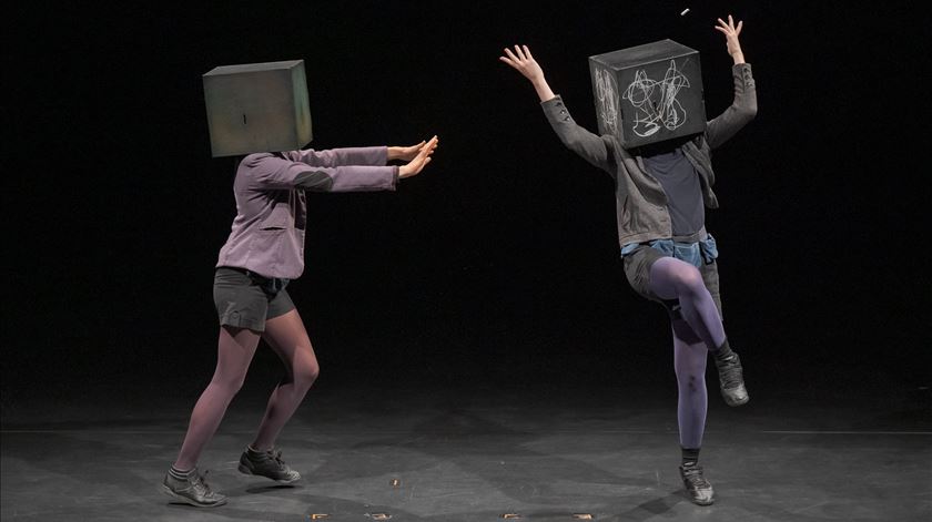  Uma viagem interpretada pelas atrizes Justine Macadoux &amp; Coralie Maniez
