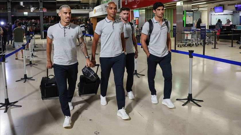 Gonçalo Guedes com Chiquinho, João Mário e Rafa na partida para Milão. Foto: SLB