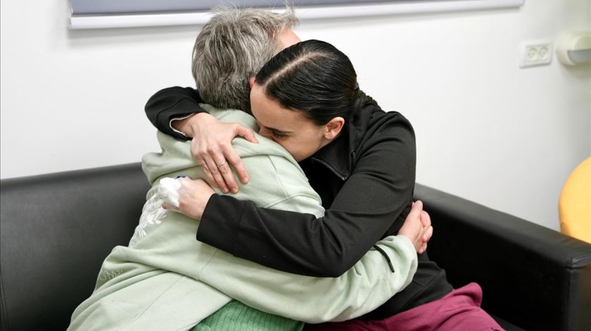 As três reféns com suas mães. Foto: IDF