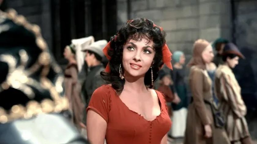 Gina Lollobrigida enquanto Esmeralda, no filme de 1956 O Corcunda de Notre Dame. Foto: Allstar/Cinetext/Allied Artists