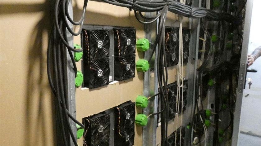 Desmantelada operação industrial de mineração de criptomoedas no Bombarral