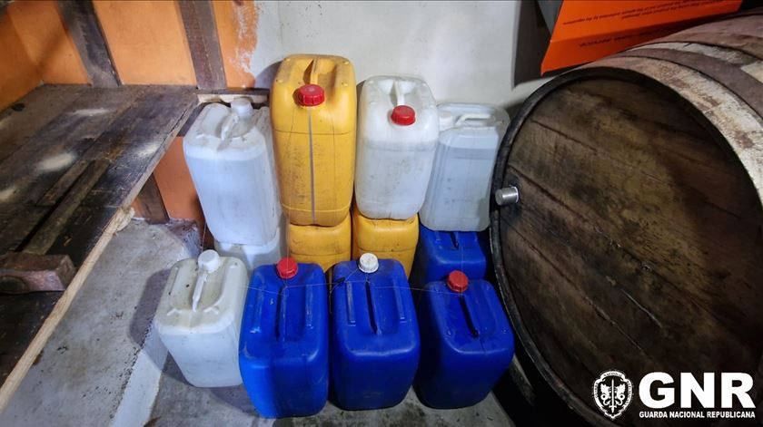 GNR apreende 1.880 litros de aguardente numa destilaria ilegal na Régua