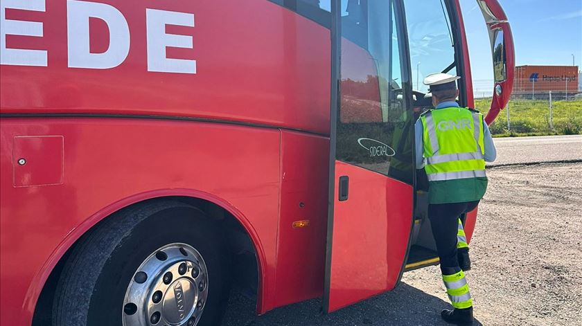 GNR deteta transporte ilegal de passageiros com 55 pessoas em Santarém