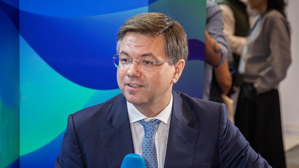 "Seria um desperdício" não ter tutores de IA nas escolas, diz ministro da Reforma do Estado