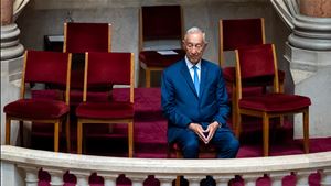Marcelo assistiu sozinho na tribuna à sessão solene dos 50 anos da Constituição