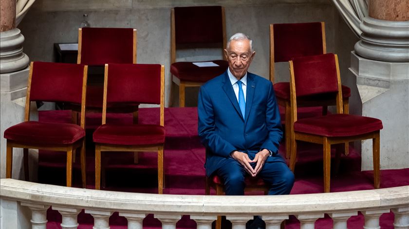 Marcelo assistiu sozinho na tribuna à sessão solene dos 50 anos da Constituição