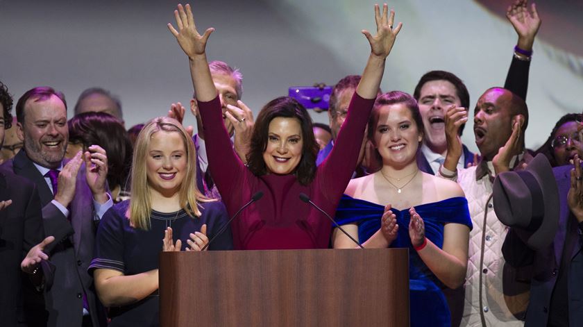 A democrata Gretchen Whitmer, eleita governadora do Michigan nas intercalares de 2018, tem sido um dos alvos das críticas de Trump no contexto da Covid-19. Foto: Rena Laverty/EPA