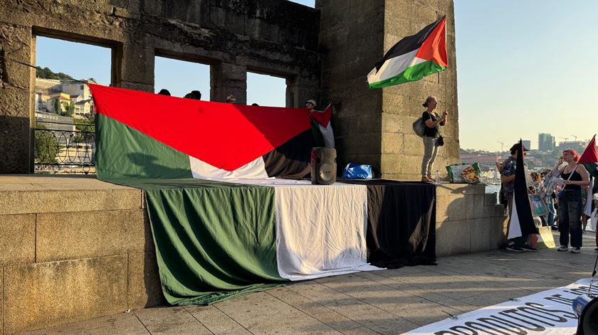 Uma bandeira da Palestina marcou o início da manifestação na ponte de D. Luís. Foto: Rita Vila Real/RR