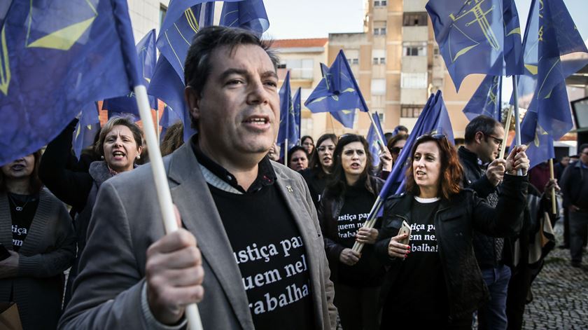 Os funcionários judiciais manifestaram-se à porta do Tribunal do Barreiro. Foto: Mário Cruz/Lusa