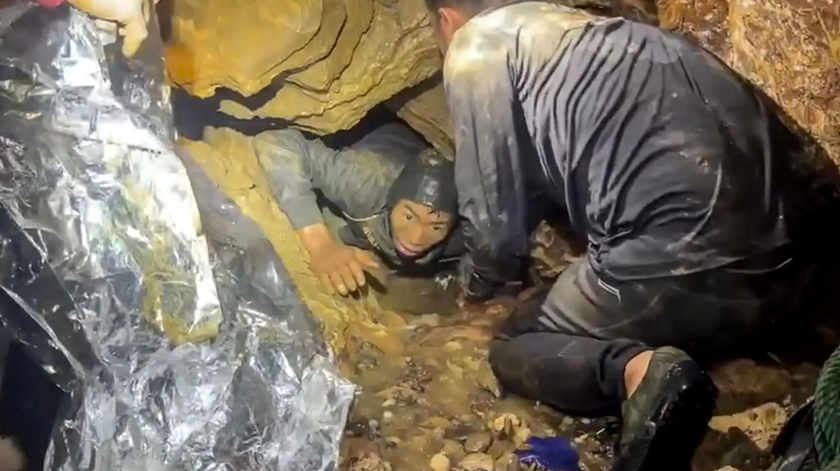 Resgatado um dos sete homens encurralados em gruta inundada em Laos