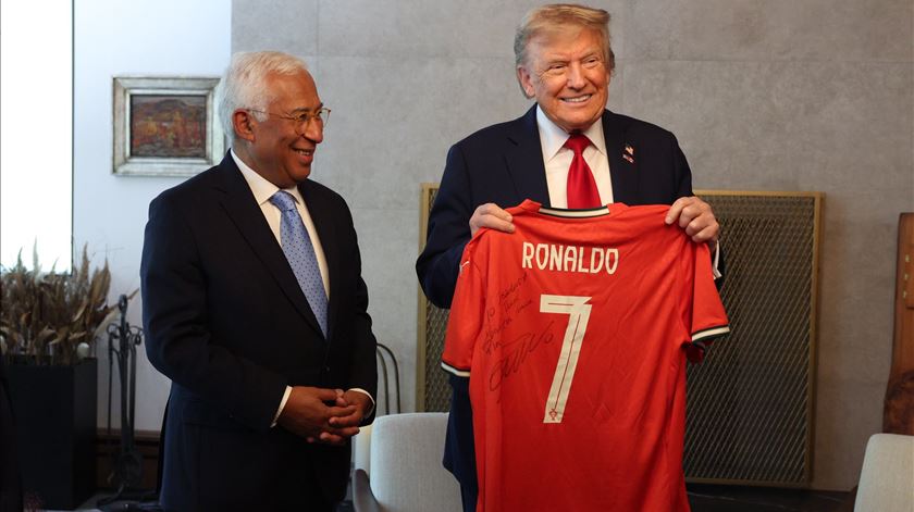 "Jogar pela paz". Costa oferece camisola assinada por Ronaldo a Trump