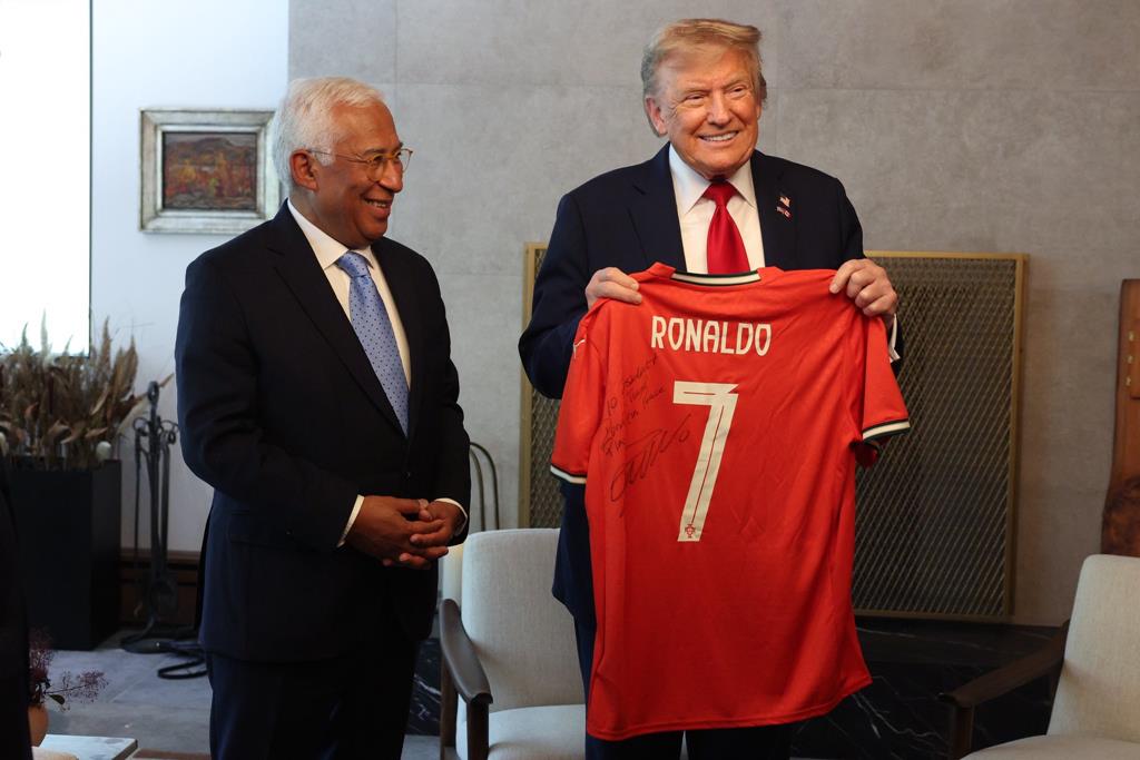 "Jogar pela paz". Costa oferece camisola assinada por Ronaldo a Trump