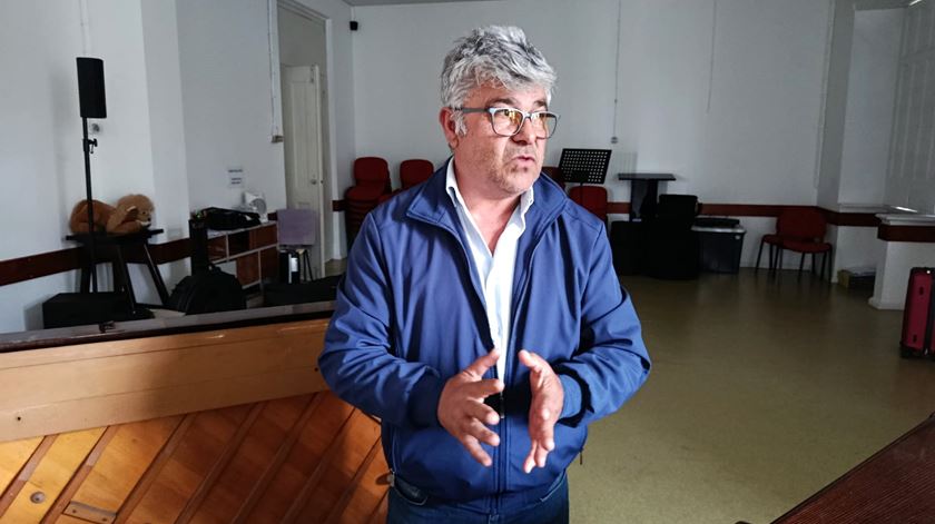 Como o maestro Gualdino luta para que o vento não lhe leve os músicos