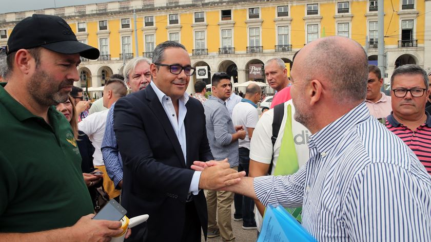 Jorge Alves cumprimenta Pedro Pardal Henriques, candidato a deputado pelo PDR, durante o inicio da greve de guardas prisionais, junto ao Ministério da Justiça, em Lisboa. Foto: Manuel de Almeida/Lusa