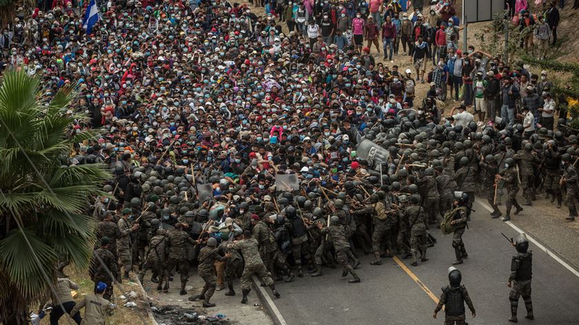 Forças Armadas da Guatemala reprimem caravana de migrantes em rota para os EUA