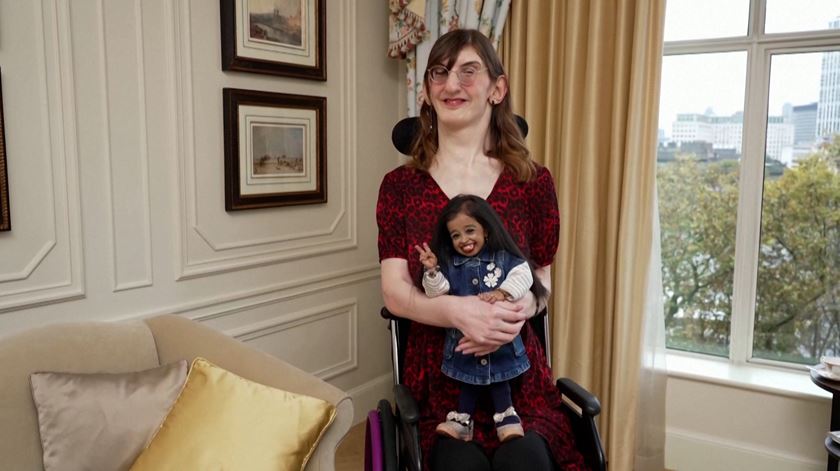 63 cm 'vs' 215 cm. A mais alta e a mais baixa do mundo juntam-se para receber prémio do Guinness