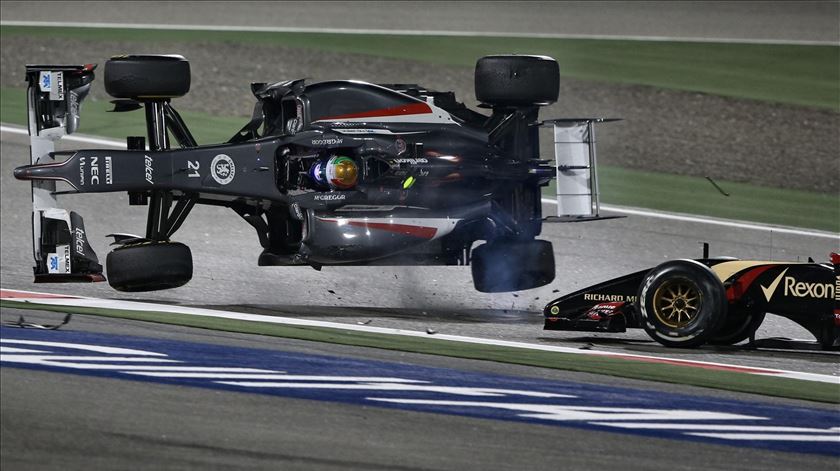 Esteban Gutiérrez a voar após o toque de Pastor Maldonado. Foto: Pirelli