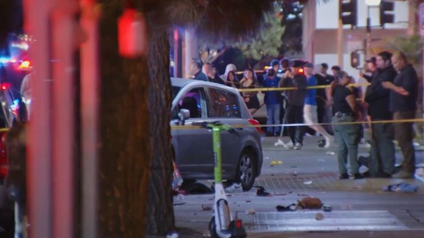 Pelo menos 28 feridos após veículo atingir multidão em Los Angeles Pelo menos 28 feridos após veículo atingir multidão em Los Angeles
