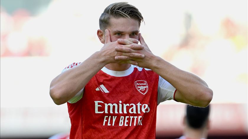 A máscara já chegou a Londres. Gyokeres marcou