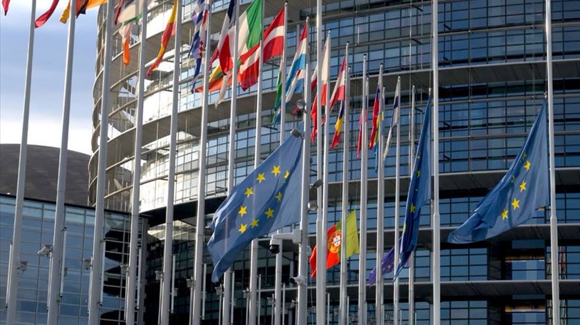 Parlamento Europeu associa-se a luto de Portugal com as bandeiras a meia haste
