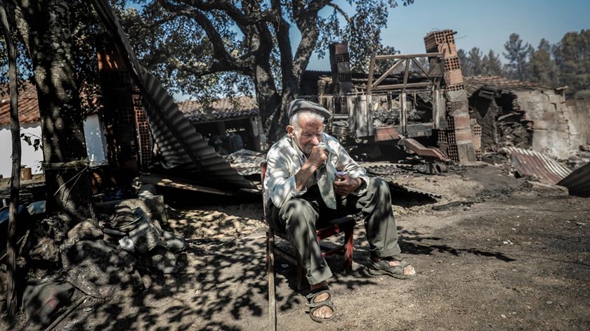 Habitante aldeia de Degolado, Mação, após os incêndios. Foto: Mário Cruz/Lusa