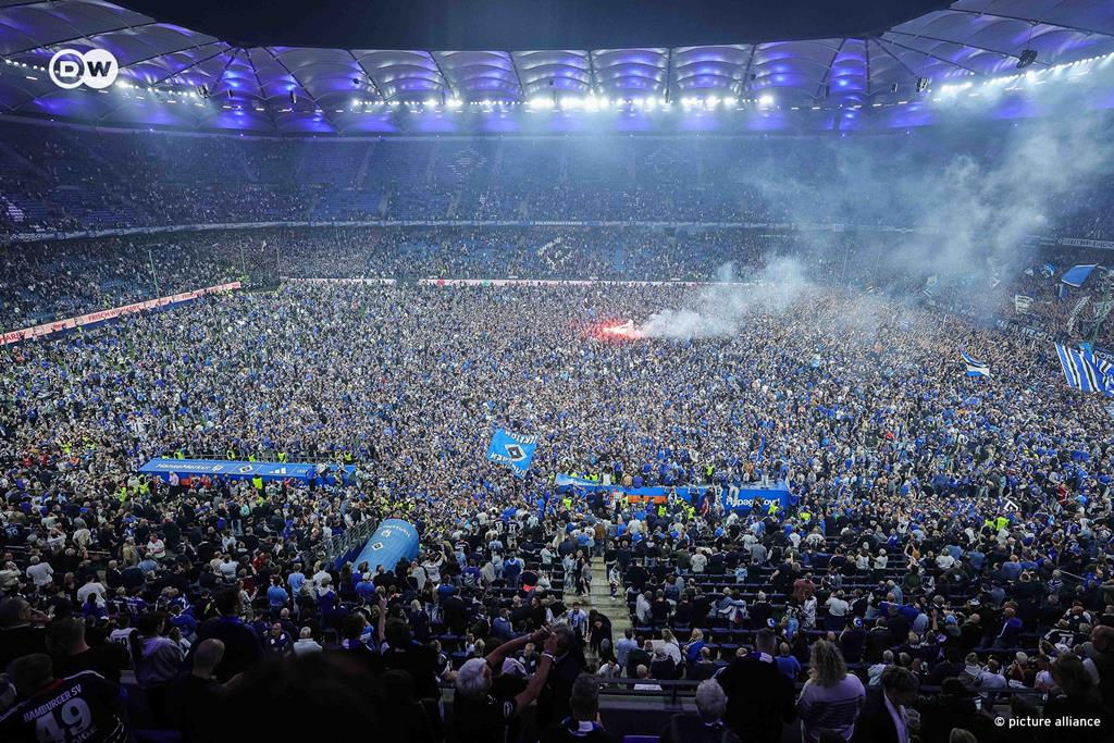Invasão de campo do Hamburgo. Foto: Twitter/X Dw Sports Invasão de campo do Hamburgo. Foto: Twitter/X Dw Sports