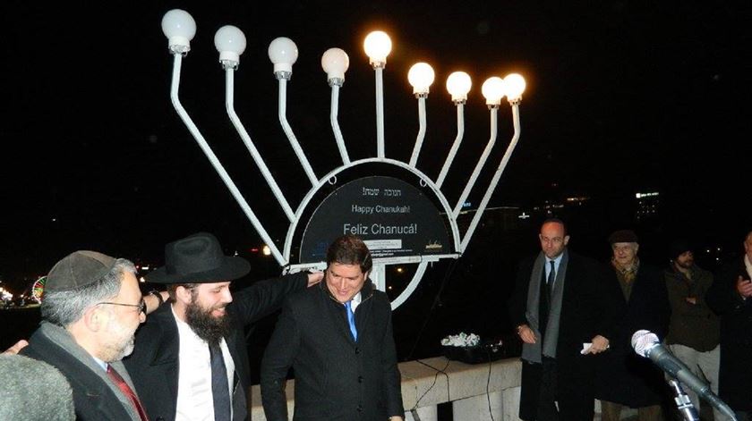 Judeus de Lisboa acendem mais uma luz da menorá do hanucá. Foto: Facebook Comunidade Israelita de Lisboa
