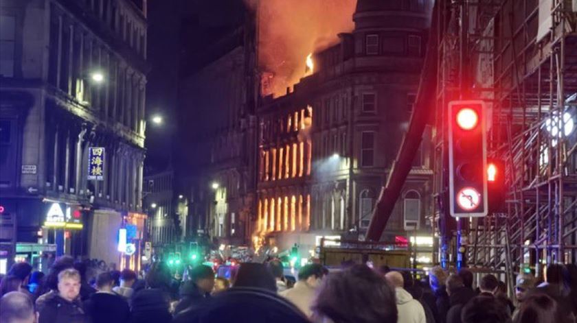 Incêndio provoca colapso parcial de edifício junto à estação central de Glasgow