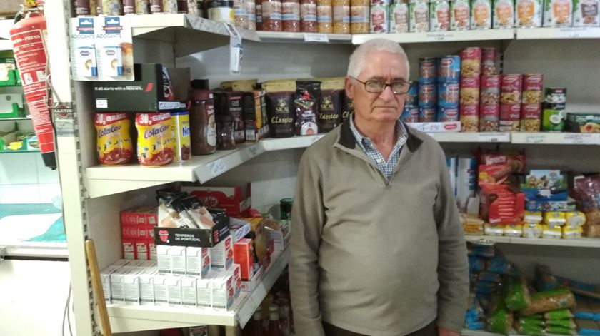 Hérminio Sousa está há 49 anos a dar pãozinho quente aos moradores do Castelo. Foto: João Carlos Malta/RR