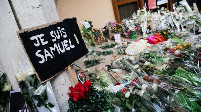 Muitas pessoas depositaram flores à porta do liceu onde o professor dava aulas. Foto: Reuters