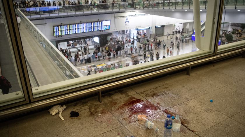 O aeroporto de Hong Kong tem sido palco de confrontos entre polícia e manifestantes pró-democracia, que querem a queda do Governo local, pró-Pequim. Foto: EPA/Laurel Chor