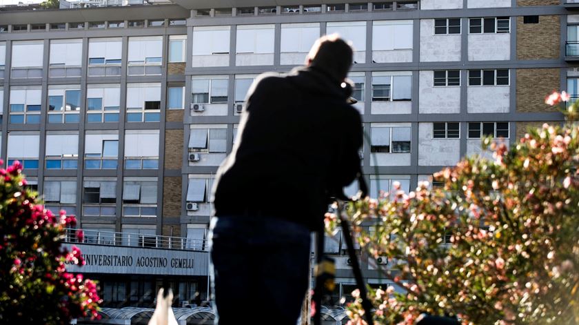 Papa continua a recuperar e celebra Angelus no domingo