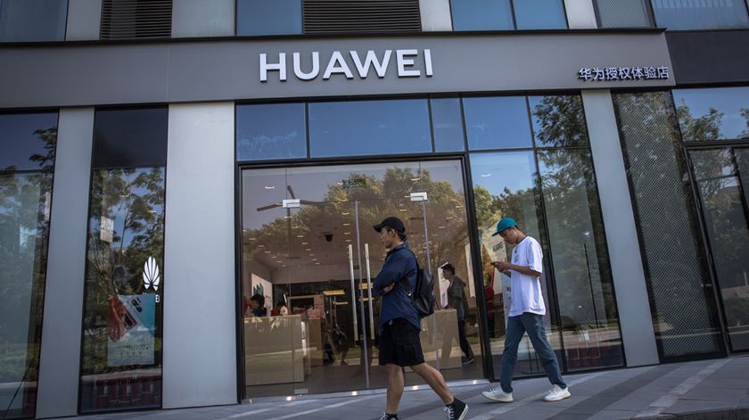 Crescimento de mais de 23% no primeiro semestre para a Huawei. Foto: Roman Pilipey/EPA