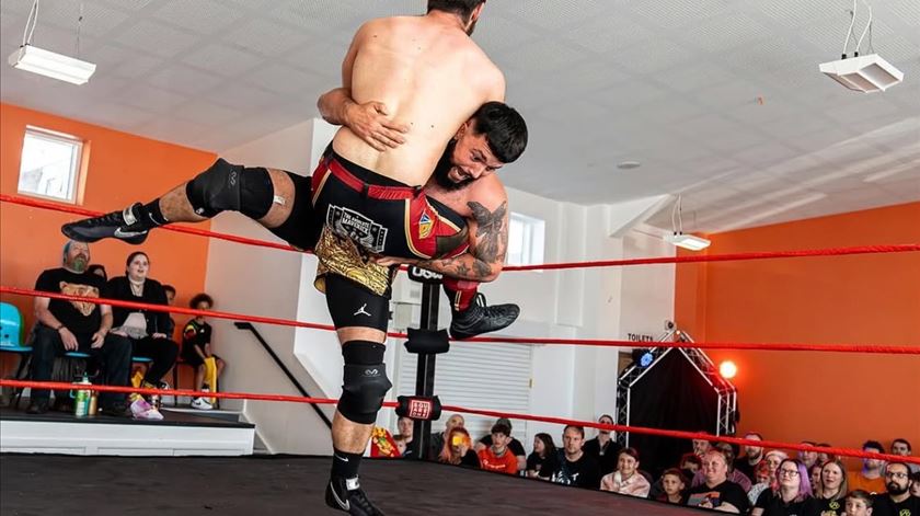 Do Arsenal para o wrestling, Ian Rosário quer ser o "Cristiano Ronaldo da WWE" e o primeiro campeão português Do Arsenal para o wrestling, Ian Rosário quer ser o "Cristiano Ronaldo da WWE" e o primeiro campeão português