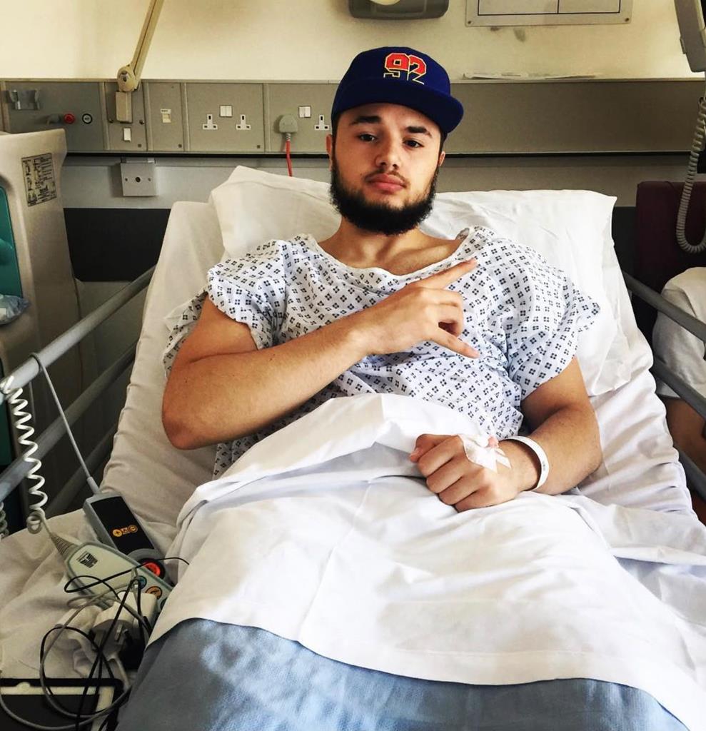 Ian, depois da segunda cirurgia, em 2016, desta vez ao joelho esquerdo. Foto: Ian Rosário Ian, depois da segunda cirurgia, em 2016, desta vez ao joelho esquerdo. Foto: Ian Rosário