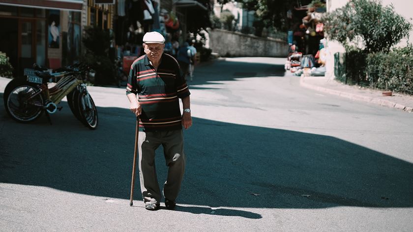 idoso, rua Foto: Emre Gencer/Unsplash