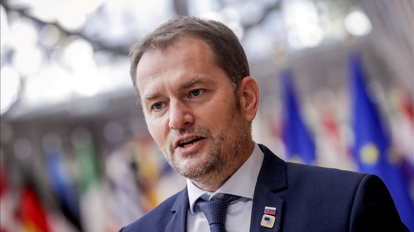 Primeiro-ministro da Eslováquia demite-se devido a vacina russa Primeiro-ministro da Eslováquia demite-se devido a vacina russa