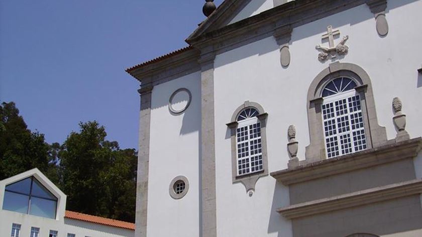 Convento de Montariol. Em fundo, o edifício da unidade de acolhimento "O Povorello". Foto: Domus Fraternitas/Facebook